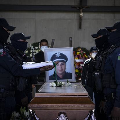 Miembros de la policía estatal junto al féretro de uno de los tres elementos asesinados por el crimen organizado en Zacatecas, el 26 de agosto de 2021.