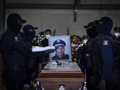 Miembros de la policía estatal junto al féretro de un compañero asesinado por el crimen organizado en Zacatecas, el 26 de agosto de 2021.
