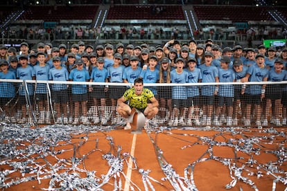 Alcaraz posa con el trofeo de campeón del Open Mutua Madrid.