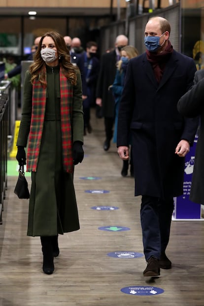 Los Duques de Cambridge partieron desde la londinense estación de Euston el pasado día 6 hacia una gira que les está llevando por todas las regiones del Reino Unido, donde van a prestar apoyo moral a la población por la crisis del COVID. La costumbre de las giras reales fue inaugurada en el siglo XIX por la Reina Victoria e Isabel II lo convirtió en toda una liturgia. Ahora el príncipe Guillermo y Kate Middleton son quienes se hacen cargo de esta misión en este momento difícil.