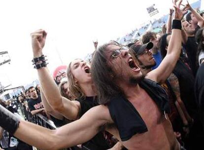 Un grupo de asistentes a la XII edición del Festimad, en el estadio de Butarque de Leganés.