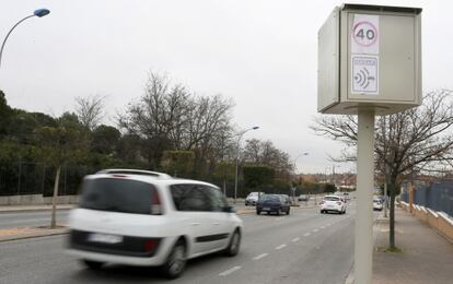 Un radar fijo, que salta si detecta velocidades por encima de los 40 kilómetros por hora, en una calle de Parla.
