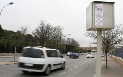 Un radar fijo, que salta si detecta velocidades por encima de los 40 kil&oacute;metros por hora, en una calle de Parla.