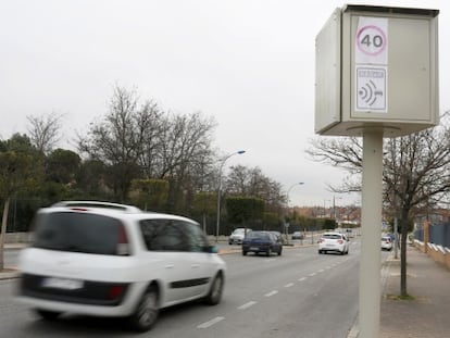 Un radar fijo, que salta si detecta velocidades por encima de los 40 kil&oacute;metros por hora, en una calle de Parla.