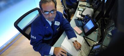 Un operador burs&aacute;til en Wall Street (Nueva York).