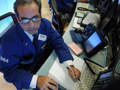 Un operador burs&aacute;til en Wall Street (Nueva York).