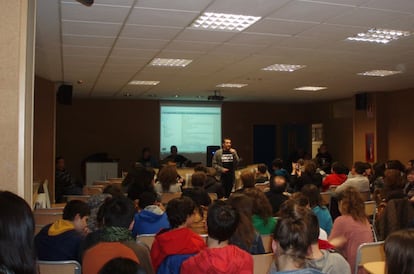 Encierro de alumnos y profesores en el instituto El Cid de Valencia en la noche del martes.