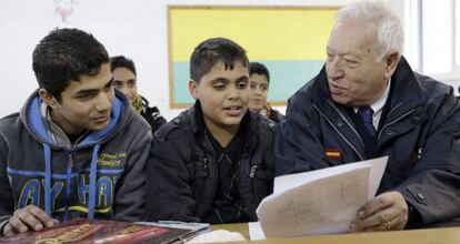 El ministro español de Asuntos Exteriores, José Manuel García-Margallo, conversa con los alumnos de una escuela de la Franja que ha visitado.