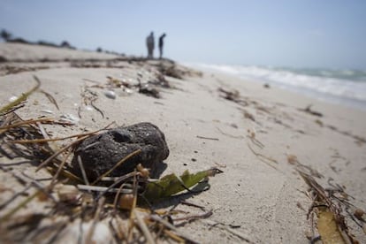 Residuos de crudo en una playa de Yucatán (México).