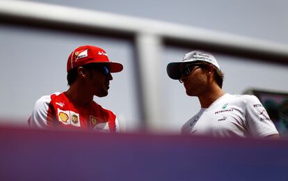 Fernando Alonso y Nico Rosberg charlan antes del inicio de la carrera.