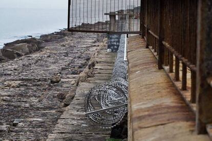 Concertina en el puerto de Melilla para dificultar y herir a los menores que intentan cruzar.