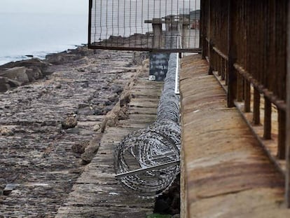 Concertina en el puerto de Melilla para dificultar y herir a los menores que intentan cruzar.