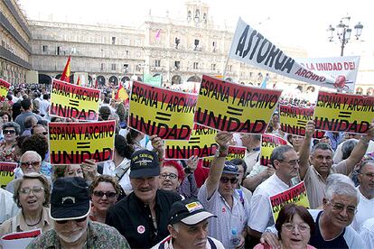 Miles de ciudadanos participan en la protesta, convocada por el Ayuntamiento para la unidad del Archivo.