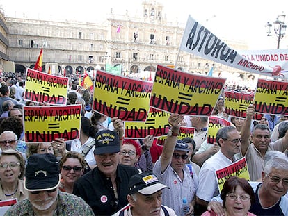 Miles de ciudadanos participan en la protesta, convocada por el Ayuntamiento para la unidad del Archivo.