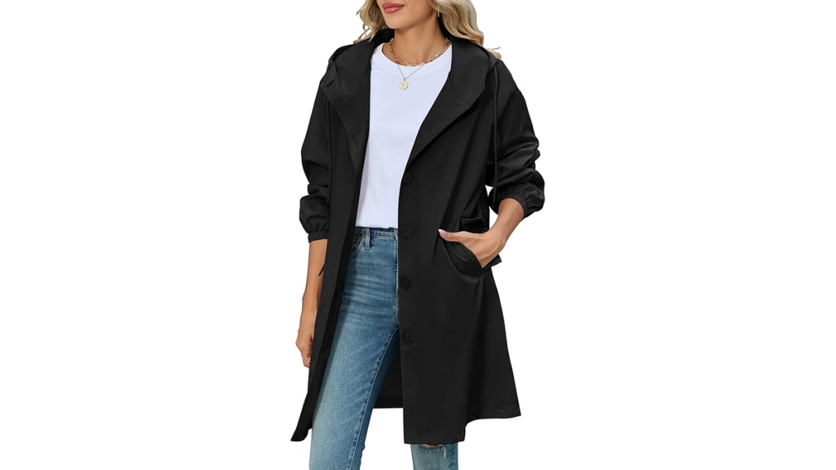 Gabardina con elementos prácticos.