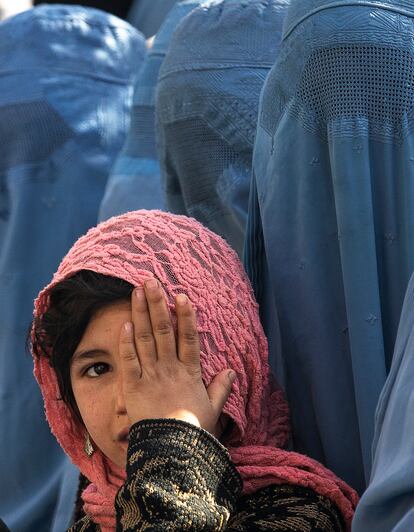 Mujeres frente a la sede del Gobierno de Badghis esperan para recibir un saco de harina.