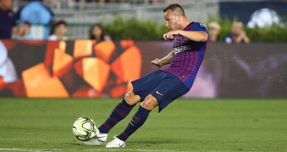 Arthur, en el disparo que valió el segundo gol del Barça.