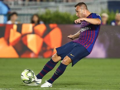 Arthur, en el disparo que valió el segundo gol del Barça.