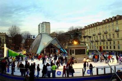 Pista de patinaje en la plaza de Solferino de Turín, la ciudad italiana que acoge los XX Juegos Olímpicos de Invierno (desde ayer hasta el 26 de febrero).