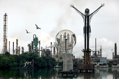 Una refinería del Grupo Ecopetrol, que extrae petróleo y gas natural, en Barrancabermeja, Colombia