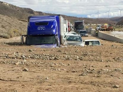 Vehículos atrapados por el barro en la autopista, este viernes.