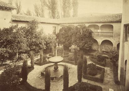 Jean Laurent (1816-1886), francés afincado en Madrid desde 1843, fue uno de los fotógrafos comerciales más importantes del siglo XIX. Esta exposición muestra 22 obras de su catálogo dedicado a Granada y La Alhambra. Una de ellas es esta 'Vista del jardín de Lindaraja'.