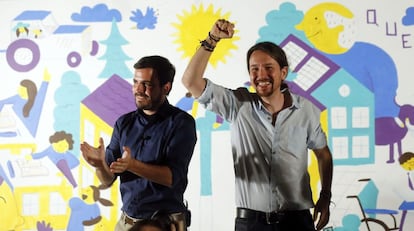 El candidato de Unidos Podemos a la Presidencia del Gobierno, Pablo Iglesias, junto al coordinador de IU, Alberto Garzón, durante el acto de inicio de la campaña electoral de Unidos Podemos celebrado en noche del jueves en Madrid.