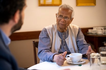 Yunus defiende su teoría de los “tres ceros”: cero cambio climático, cero concentración de la riqueza y cero desempleo.