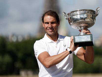 Rafael Nadal levanta este lunes en París su decimocuarto trofeo de Roland Garros.