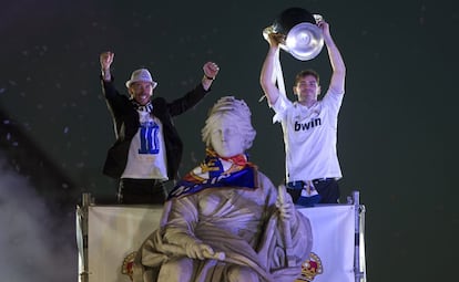  Los capitanes del Real Madrid Iker Casillas (d) y Sergio Ramos (i) ofrecen la copa a los aficionados junto a la estatua de la Cibeles, en Madrid, tras vencer anoche al Atl&eacute;tico de Madrid en la final de la Liga de Campeones disputada en Lisboa.