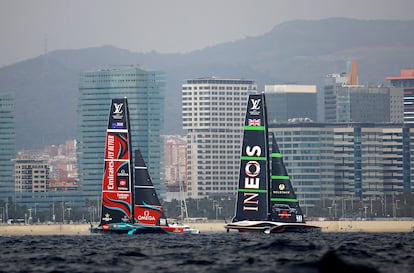 El AC75 del Ineos Britannia, por delante del Team New Zealand en un momento de la cuarta regata de la final de la Copa del América de Barcelona, el lunes.