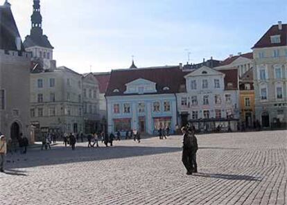 Plaza del Ayuntamiento de la ciudad antigua de Tallín, capital de Estonia.