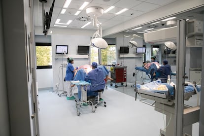 Los alumnos tienen a su disposición el equipamiento más avanzado dentro de su área de especialización, como este hospital simulado.