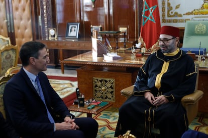 El presidente del Gobierno, Pedro Sánchez (a la izquierda), reunido con el rey Mohamed VI de Marruecos en el Palacio Real de Rabat el 7 de abril.