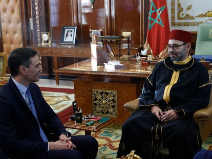 El presidente del Gobierno, Pedro Sánchez (a la izquierda), reunido con el rey Mohamed VI de Marruecos en el Palacio Real de Rabat el 7 de abril.