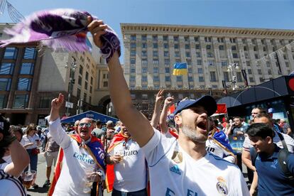 Aficionados del Real Madrid en la ciudad de Kiev (Ucrania) antes de la final de la Champions League, el 26 de mayo de 2018.