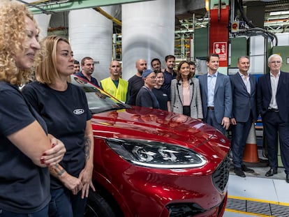 La ministra de Industria, Reyes Maroto, ha visitado las instalaciones de la fábrica de Ford en Almussafes junto al presidente de la Generalitat Valenciana, Ximo Puig, y los directivos de la multinacional.