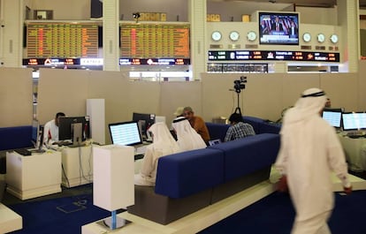 Monitores muestran el triunfo de Trump en el mercado financiero de Dubai.