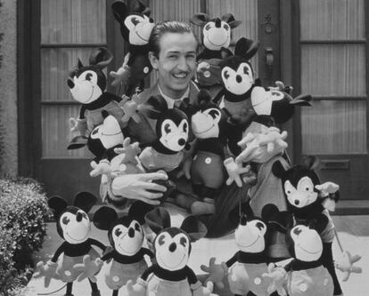 Walt Disney retratado por muñecos de su famoso personaje Mickey Mouse.