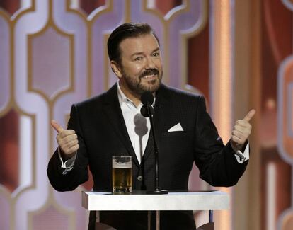 El presentador de la gala, Ricky Gervais, al comienzo de los Globos de Oro 2016.