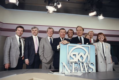 Rupert Murdoch posa con presentadores y editores de Sky TV, durante el lanzamiento del canal en febrero de 1989.