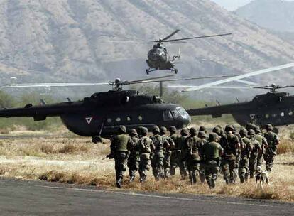 Un grupo de soldados se traslada hacia sus helicópteros el viernes en el Estado mexicano de Michoacán.