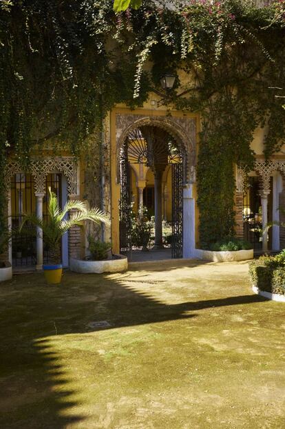 Jardín delantero del palacio de las Dueñas y al fondo se ve el patio principal de estilo renacentista.