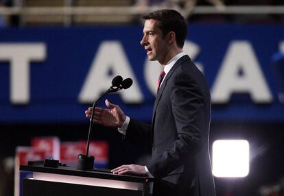 El senador de Arkansas,Tom Cotton, brinda un discurso en el primer día de la convención.