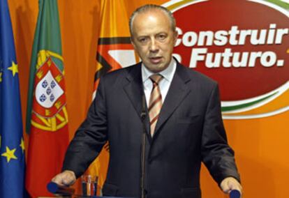 Santana Lopes se dirige a la prensa en la sede del Partido Social Demócrata, ayer en Lisboa.
