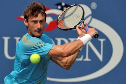 Juan Carlos Ferrero conecta un revés ante Tipsarevic.