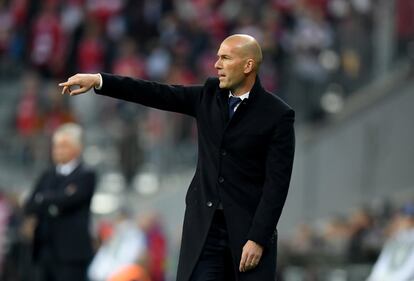 El entrenador del Real Madrid Zinedine Zidane da instrucciones a sus jugadores durante el partido que enfrenta a los blancos contra el Bayern de Múnich.