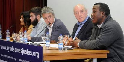 Impulsores de la plataforma Ayudas + justas este viernes en Vitoria.