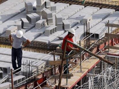 Trabajadores de la construcción levantan un edificio en Bilbao.