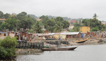 La hacinada costa de Cockle Bay, sobre la costa oeste de Freetown.